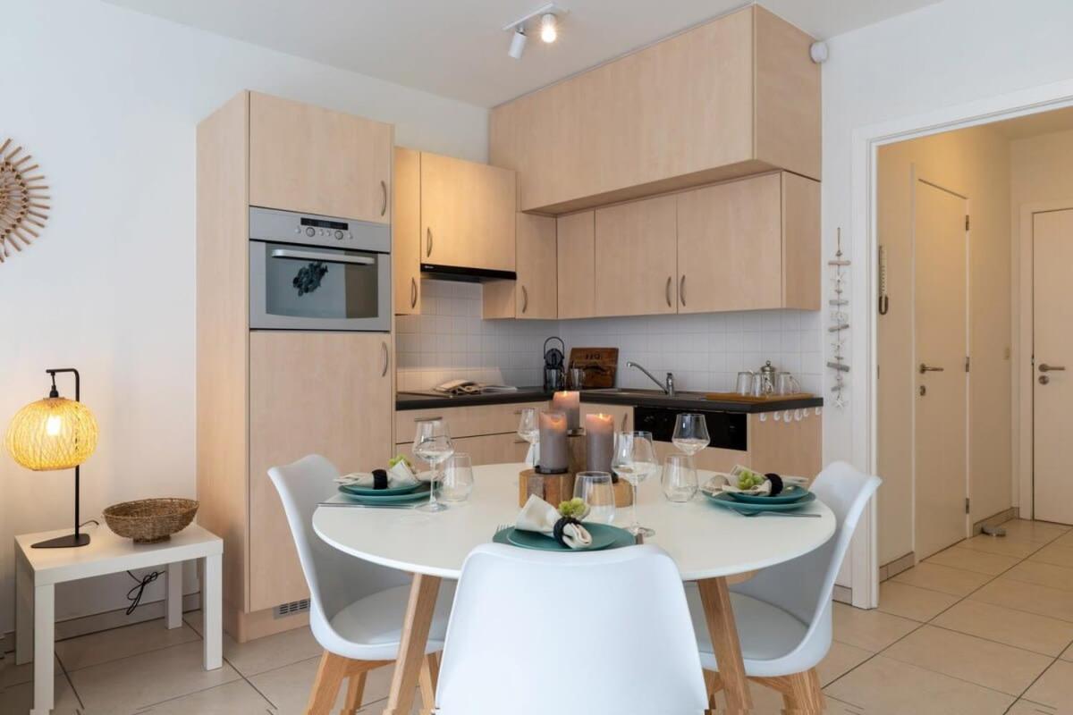 'Blue Sea' - Studio In Ostend With Private Parking Apartman Kültér fotó